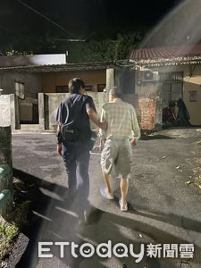 退休警官深夜迷路…淡水警一句「讓學弟照顧你」　暖心帶他回家