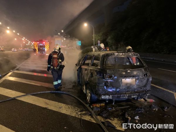 ▲▼國道車輛燒到只剩支架 。（圖／記者戴上容翻攝）