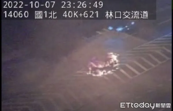 ▲▼ 車輛燒成火球 。（圖／翻攝自1968）