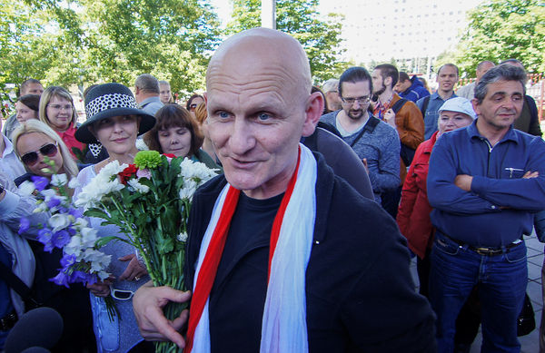 ▲▼白俄羅斯人權倡議者畢亞利亞茨基（Ales Bialiatski）2014年6月21日從監獄獲釋後在明斯克火車站與支持者見面。（圖／路透）