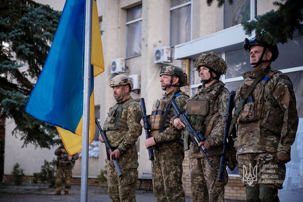 ▲▼烏克蘭在收復地區升國旗。（圖／路透）
