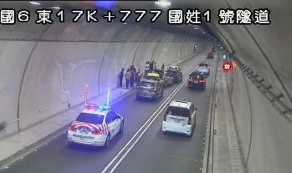 ▲連假首日！國6國姓1號隧道5車追撞單線通車。（圖／翻攝路況即時影像監視器）