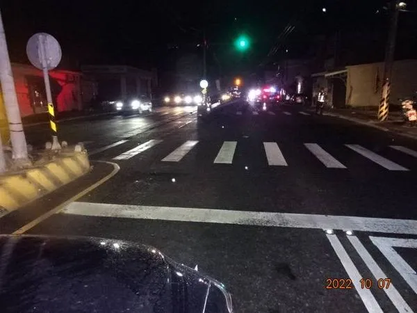 ▲▼夜色昏暗行人穿越馬路 遭自小客車撞上傷重不治。（圖／記者陳崑福翻攝）