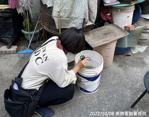 ▲▼防疫人員於高雄市前鎮區執行孳生源查核，檢視積水容器是否產生孑孓或蚊卵。（圖／疾管署提供）