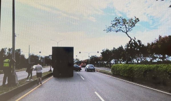 ▲▼1輛自小客車為了閃避前方的修剪路樹工程車，左切內車道反被曳引車追撞。（圖／民眾提供，下同）