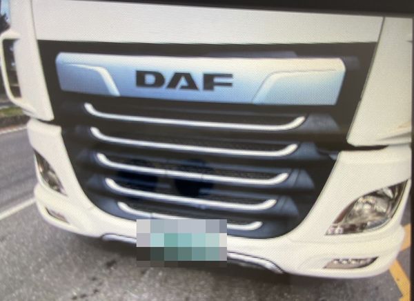 ▲▼1輛自小客車為了閃避前方的修剪路樹工程車，左切內車道反被曳引車追撞。（圖／民眾提供，下同）