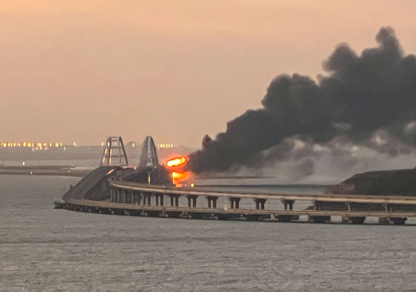 ▲▼克里米亞跨海大橋8日清晨爆炸起火。（圖／路透）