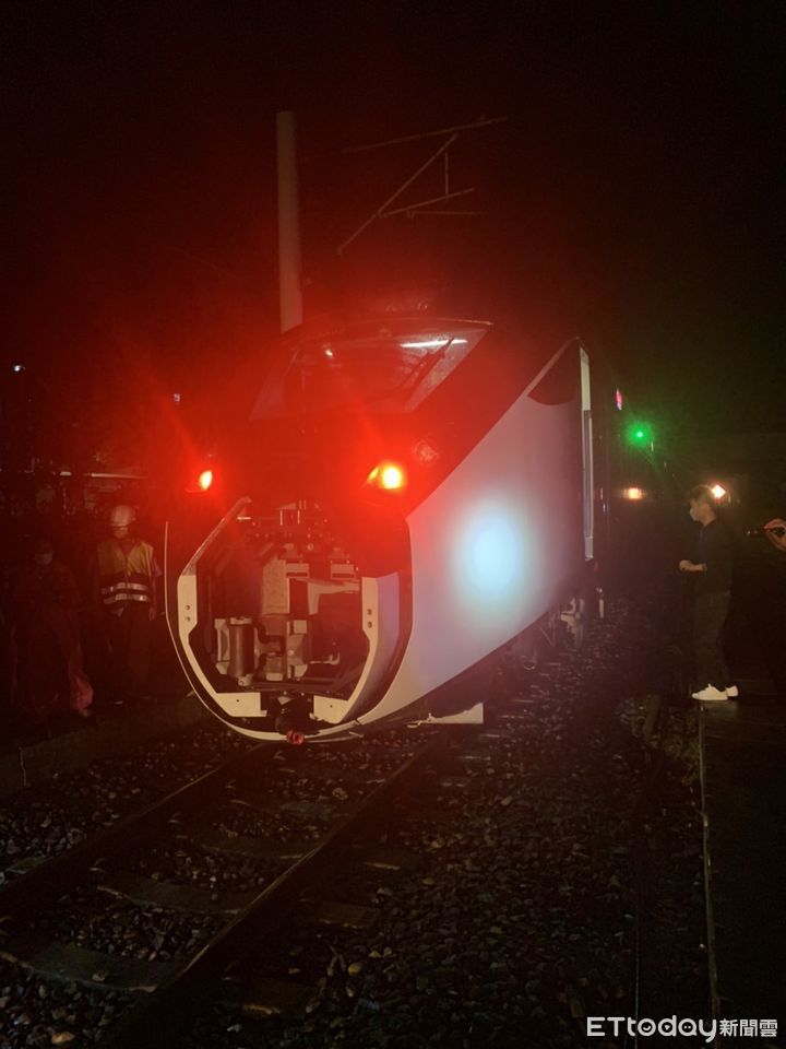 ▲▼屏東機車騎士闖入平交道，機車撞爛、自強號車頭也毀。（圖／民眾提供）