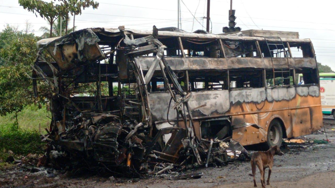 ▲▼印度公車「火燒車」12死！撞油罐車後爆炸　大火竄天只剩車架。（圖／推特／@vikrant_sakaal）