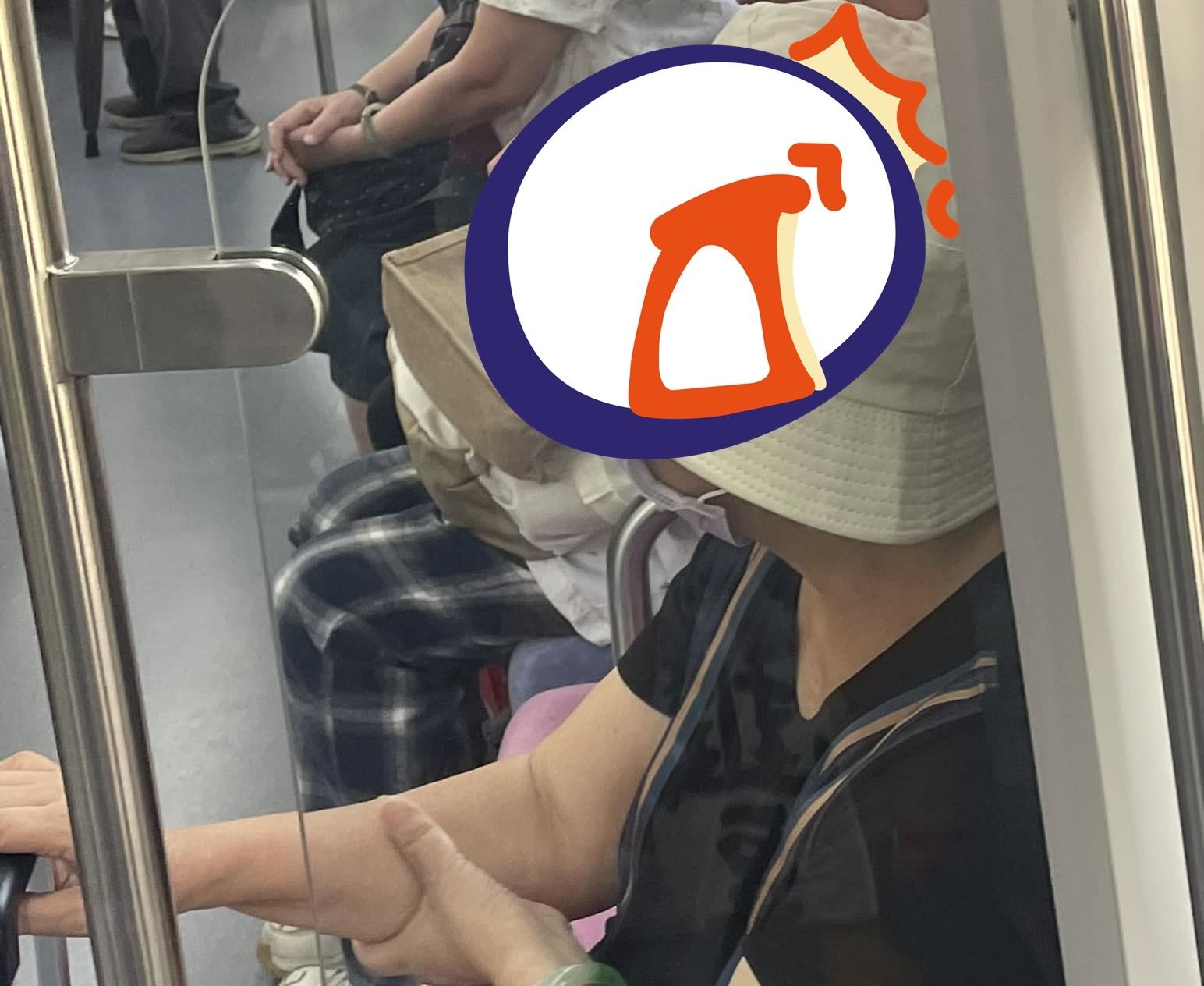 ▲有網友搭火車發現一名阿嬤戴著特殊「潮帽」，引發熱議。（圖／翻攝自Facebook／路上觀察學院）