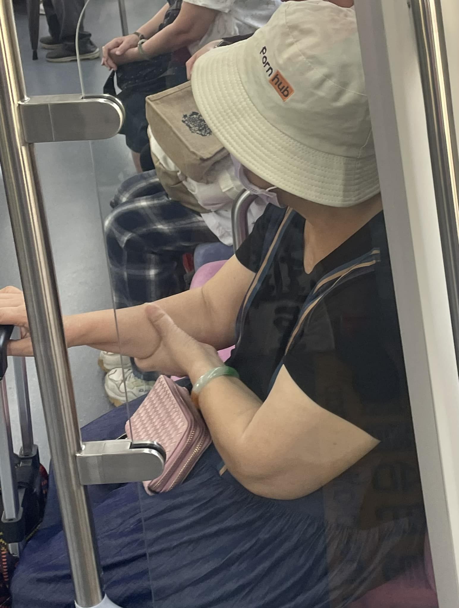 ▲有網友搭火車發現一名阿嬤戴著特殊「潮帽」，引發熱議。（圖／翻攝自Facebook／路上觀察學院）
