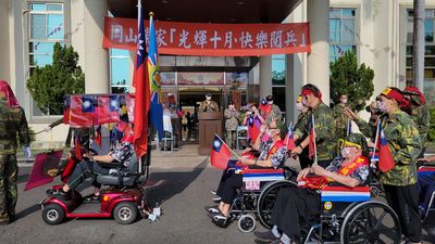 80歲部隊自帶「輪椅裝甲車」！榮民伯伯閱兵超嗨　網推：太可愛了