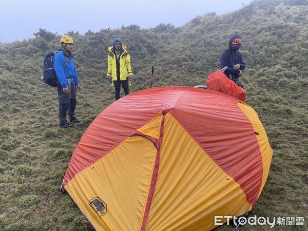 ▲一名60歲山友在攀登中央山脈主稜南一段時不慎摔倒受傷。（圖／記者楊漢聲翻攝）