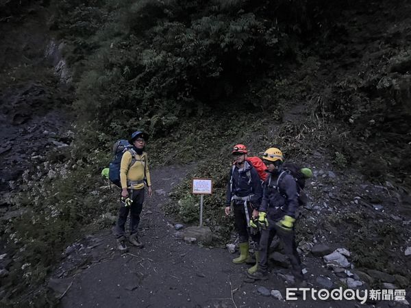 ▲一名60歲山友在攀登中央山脈主稜南一段時不慎摔倒受傷。（圖／記者楊漢聲翻攝）