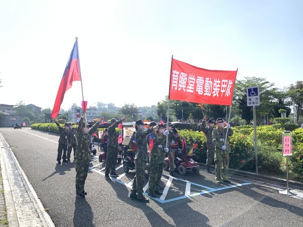 ▲▼高雄榮家80歲「輪椅閱兵」超嗨，老人家們通通出來閱兵。（圖／翻攝自Facebook／岡山榮譽國民之家）