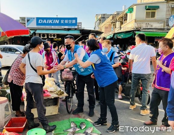 ▲▼       金門縣長楊鎮浯角逐連任，今早合體女戰神掃街拜票      。（圖／記者林名揚翻攝）