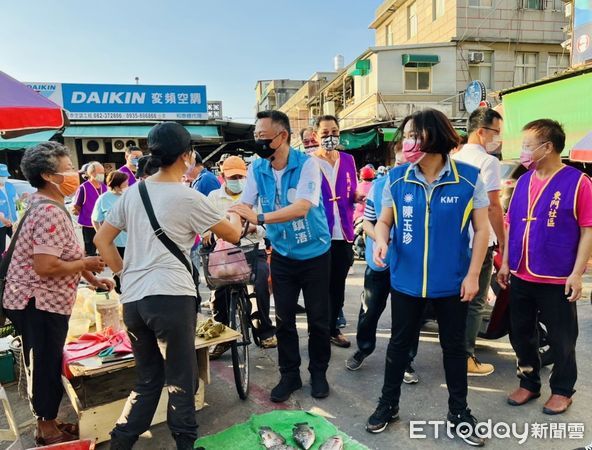 ▲▼       金門縣長楊鎮浯角逐連任，今早合體女戰神掃街拜票      。（圖／記者林名揚翻攝）