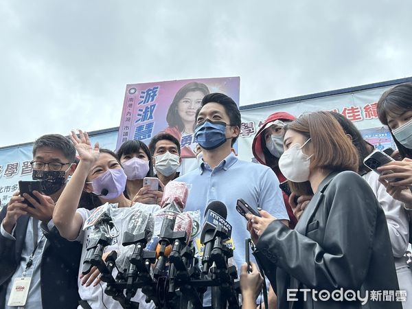 ▲▼蔣萬安陪同游淑慧到東湖市場掃街。（圖／記者袁茵攝）