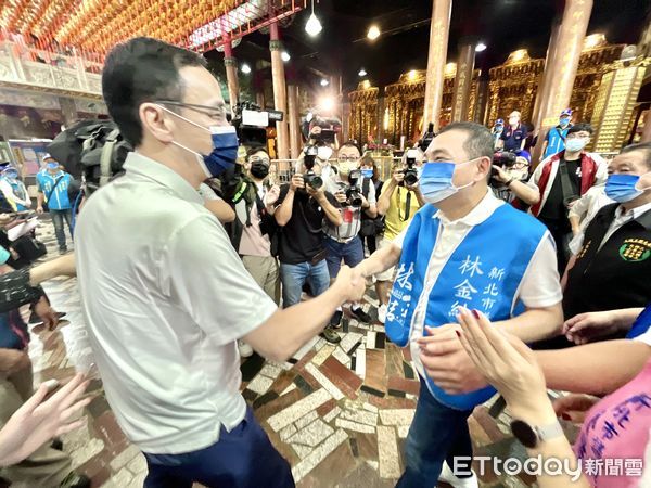 ▼侯友宜一見到朱立倫就伸手寒暄。（圖／記者許靖騏攝）