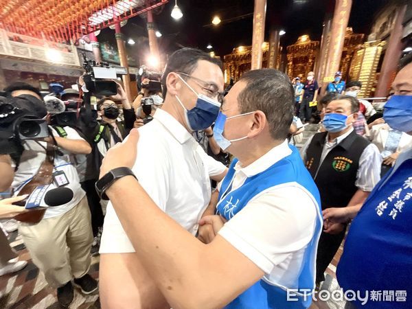 ▲▼侯友宜、朱立倫在五穀先帝廟相擁。（圖／記者許靖騏攝）