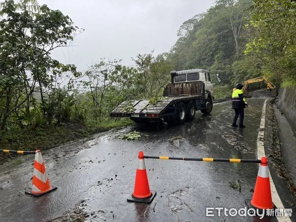 ▲▼瑞港公路6.7K處邊坡大面積土石崩落，昨晚曾一度管制直至今天上午仍只維持單線雙向通行。（圖／鳯林警分局提供，下同）