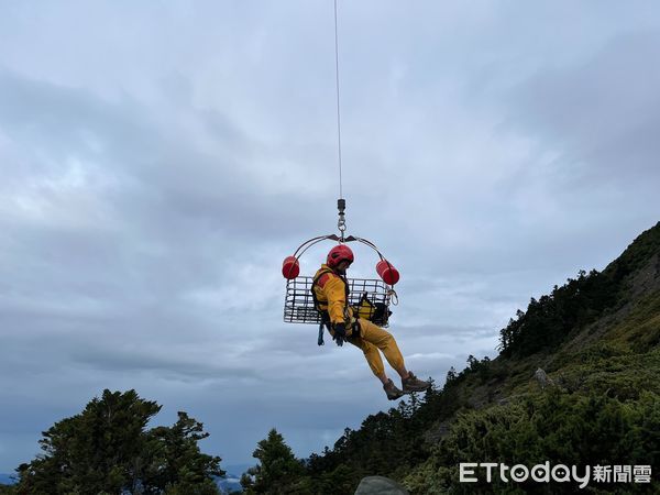 ▲台東縣消防局成功救援，登山受傷民眾。（圖／記者楊漢聲翻攝）