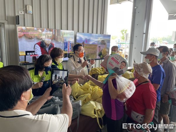 ▲台南地標建築、新化果菜市場起試營運，市長黃偉哲至新化踩點開箱全國最美的果菜市場，他歡迎民眾利用國慶連假來走訪新市場。（圖／記者林悅翻攝，下同）