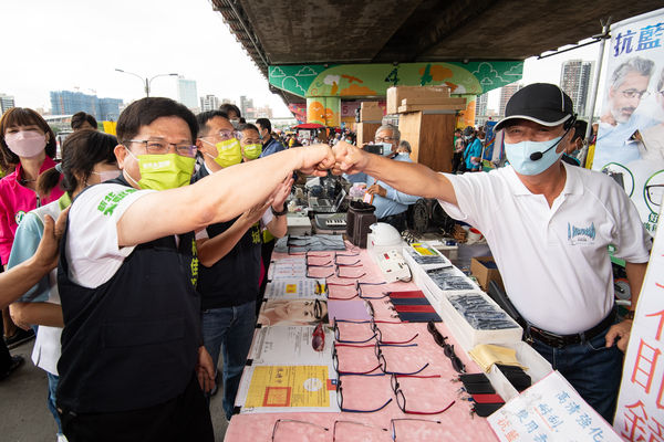 ▲林佳龍9日到三重重新橋觀光市集掃街拜票並受訪。（圖／林佳龍競辦提供）