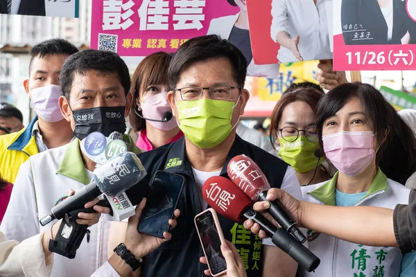 ▲林佳龍9日到三重重新橋觀光市集掃街拜票並受訪。（圖／林佳龍競辦提供）