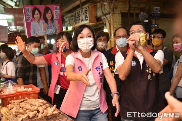 ▲柯志恩和在地議員到三和市場掃街。（圖／記者許宥孺翻攝）