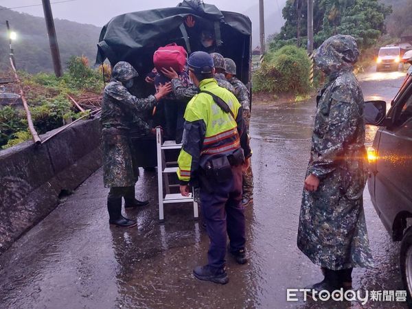 ▲▼鳯林警方配合鄉公所及國軍部隊協助部落居民撤離。（圖／鳯林警分局提供，下同）