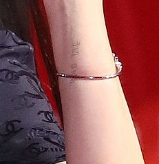 ▲金裕貞出席第27屆釜山國際電影節紅毯，左手有刺青。（圖／CFP）
