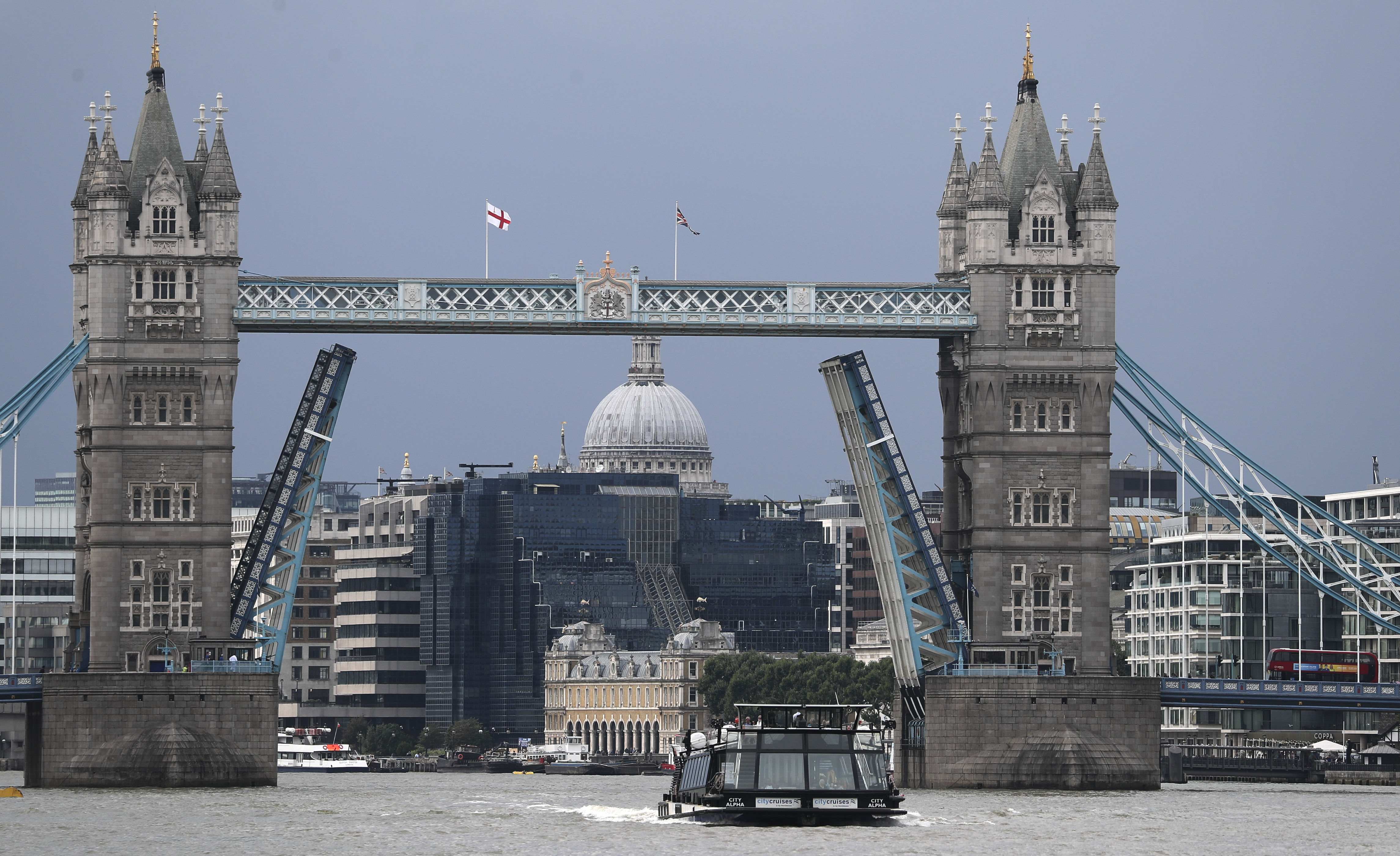 ▲▼倫敦塔橋打開。（資料圖／達志影像／美聯社）