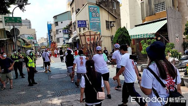 ▲台南市警二分局警網，9日凌晨4時許，在中西區公園路與民權路口，查獲、陳2嫌持有愷他命及毒咖啡包58包。（圖／記者林悅翻攝，下同）