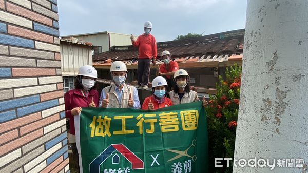 ▲台南市勞工局「做工行善團」修繕志工團隊，雙十連假仍兵分多路前往安南區、麻豆區、大內區、下營區及官田區進行二手家具封膜與弱勢家庭房屋修繕服務。（圖／記者林悅翻攝，下同）