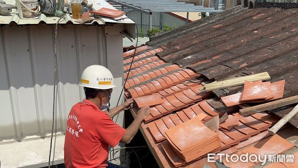 ▲台南市勞工局「做工行善團」修繕志工團隊，雙十連假仍兵分多路前往安南區、麻豆區、大內區、下營區及官田區進行二手家具封膜與弱勢家庭房屋修繕服務。（圖／記者林悅翻攝，下同）