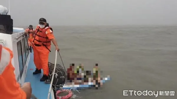 ▲▼海巡人員先救起1男3女上巡邏艇。（圖／第一二岸巡隊提供，下同）