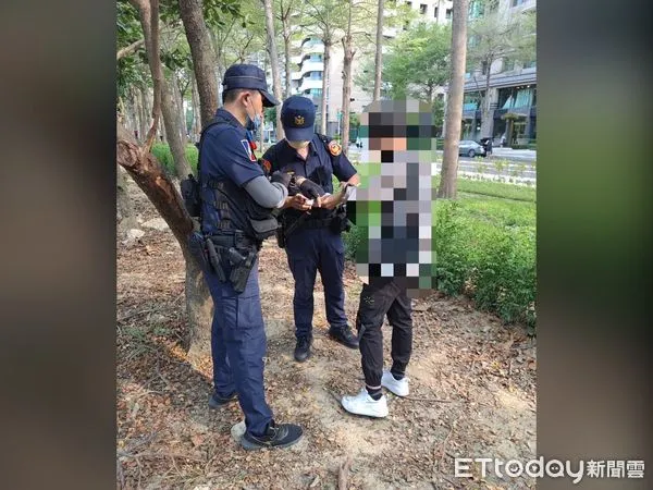 ▲▼民眾搶拍龍貓隧道，不惜冒險跨越軌道遭警方開罰。（圖／記者許宥孺翻攝）