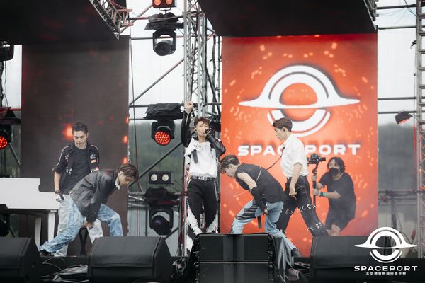 ▲▼天王星最後合體演出(中為團員小孩)。（圖／太空港音樂藝術音樂節提供）