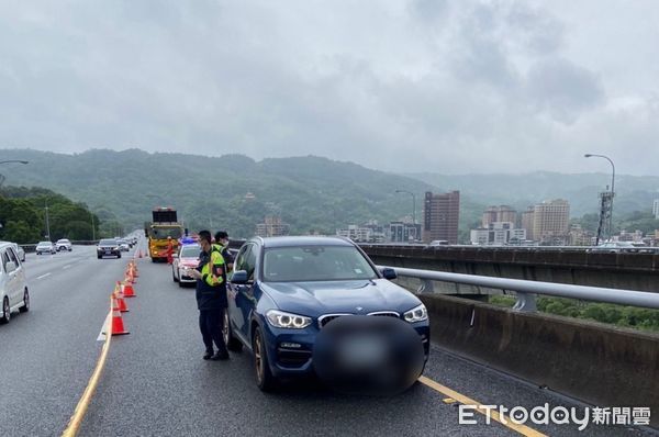 ▲▼台北市文山區木柵路五段今(9)日下午3時許驚傳有民眾從高度約20米的高速公路上一躍而下。（圖／記者黃彥傑攝）