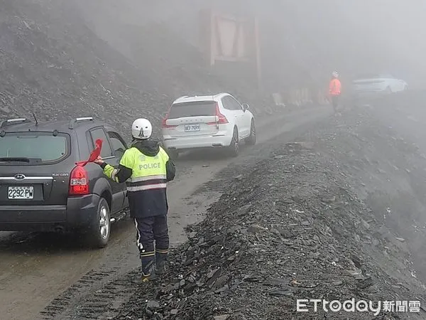 ▲▼雙十連假首日，合歡山區雖然下著大雨氣温濕冷，但仍澆不熄民眾遊興，車潮綿延似長龍。（圖／新城警分局提供，下同）