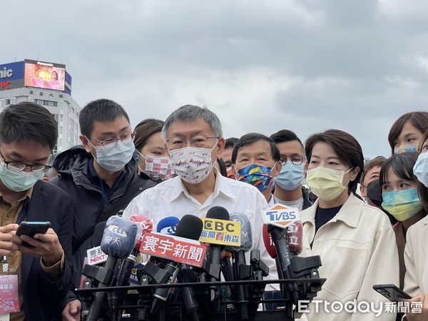 ▲▼台北市長柯文哲、無黨籍台北市長參選人黃珊珊出席台北市政府前升旗典禮。（圖／記者袁茵攝）