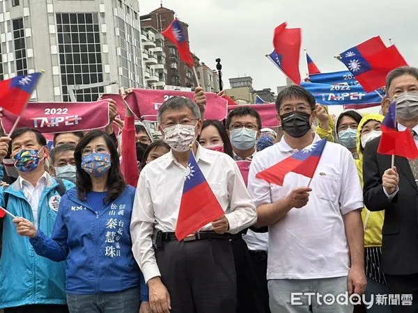 ▲▼台北市長柯文哲、無黨籍台北市長參選人黃珊珊出席台北市政府前升旗典禮。（圖／記者袁茵攝） 