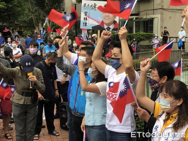 ▲▼蔣萬安出席興安華城社區「慶祝國慶」升旗典禮。（圖／記者黃國霖攝）