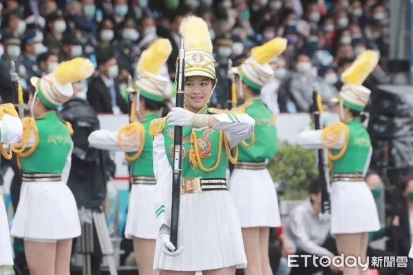 ▲▼國慶大會暖場表演 北一女中樂儀旗隊 台南武陣 惠恕仁 吳釗燮。（圖／記者周宸亘攝）