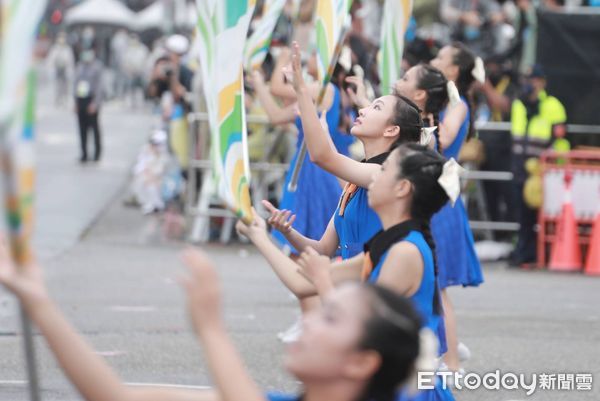 ▲▼國慶大會暖場表演 北一女中樂儀旗隊 台南武陣 惠恕仁 吳釗燮。（圖／記者周宸亘攝）