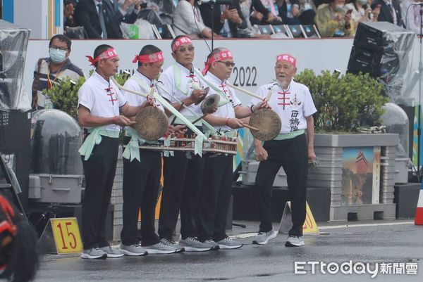 ▲▼國慶大會暖場表演 北一女中樂儀旗隊 台南武陣 惠恕仁 吳釗燮。（圖／記者周宸亘攝）