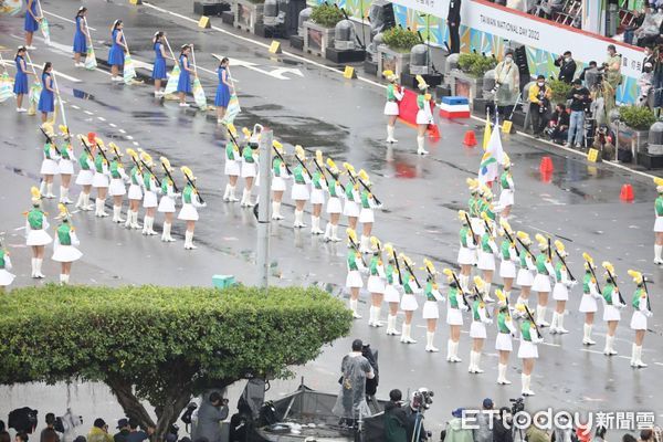 ▲▼國慶大會 北一女中樂儀旗隊 暖場表演。（圖／記者黃克翔攝）