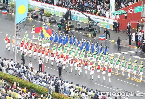 ▲▼國慶大會 北一女中樂儀旗隊 暖場表演。（圖／記者黃克翔攝）