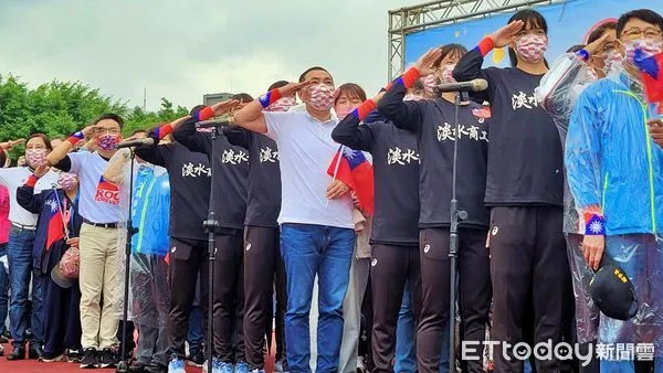 ▲光輝十月！新北國慶升旗大典 萬人齊聚熊猴森樂園唱響國歌。（圖／新北市民政局提供）